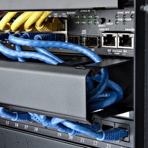 StarTech.com Panneau de gestion de câbles horizontal 1U pour rack de serveur - Guide pour câbles avec couverture - Panneau